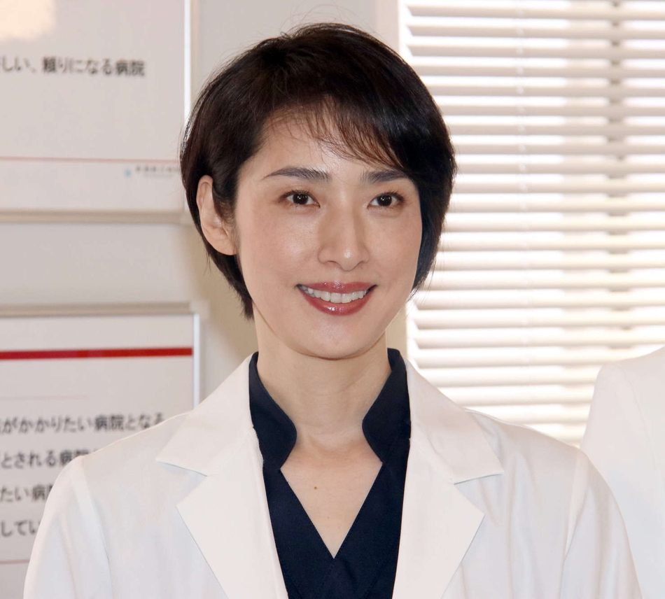 组图:《顶尖手术刀》举行见面会 天海祐希短发造型亮相