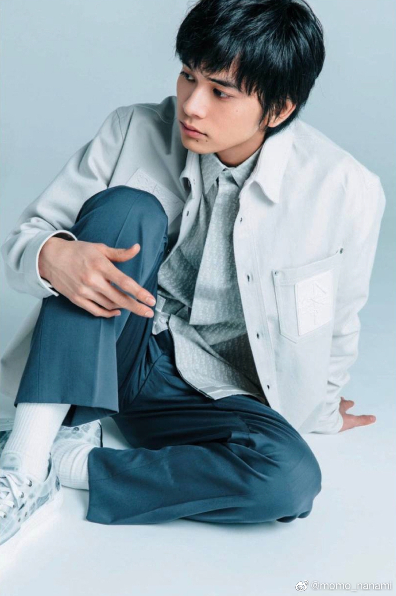 组图:北村匠海持玫瑰拍杂志写真 青涩神情颇具少年感