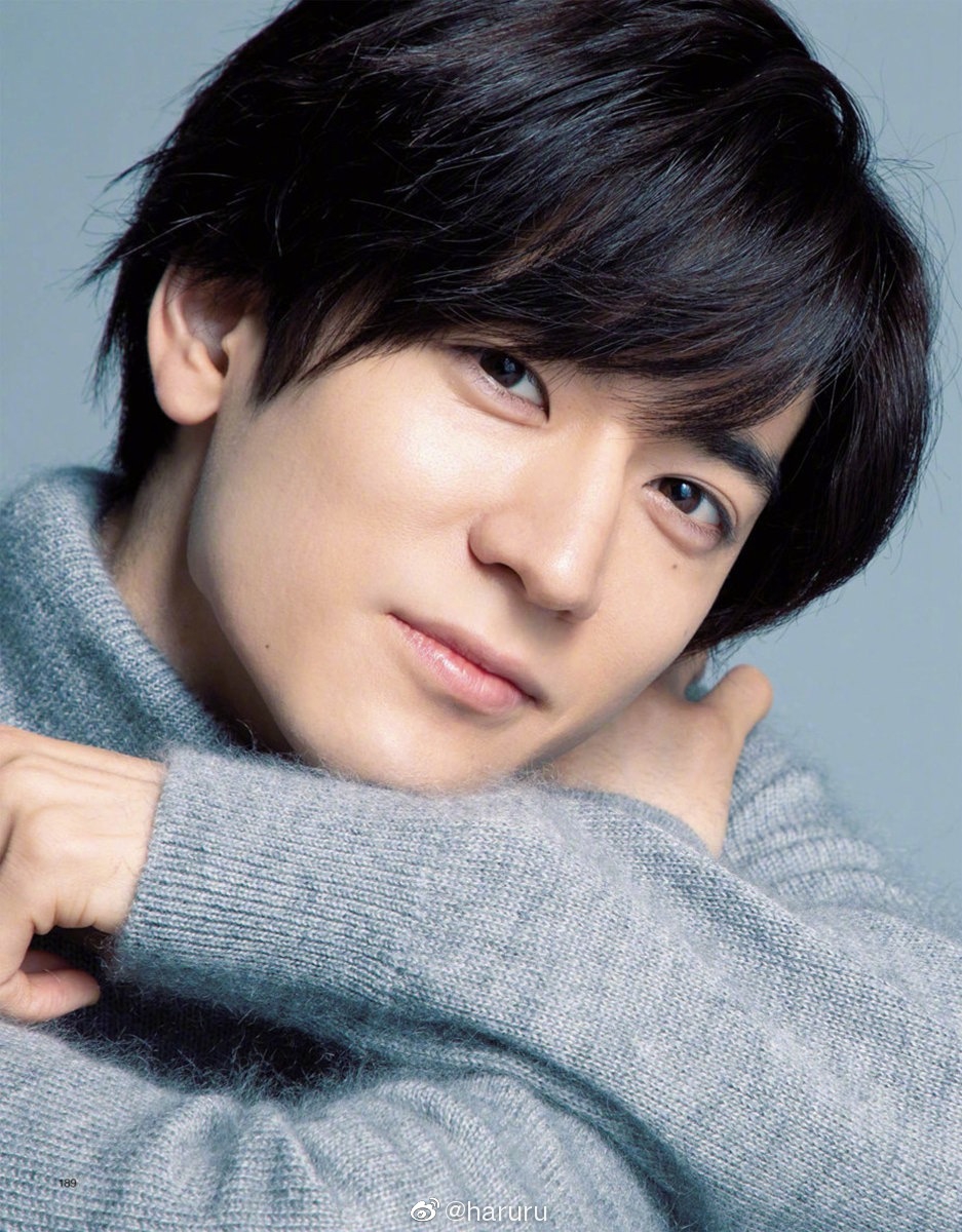 组图:中岛裕翔拍摄日杂写真照 犀利眼神尽显魅惑