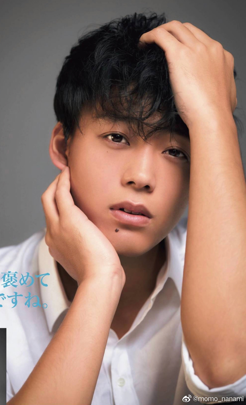 组图:竹内凉真职业装写真登杂志 眼神专注饱含男友感