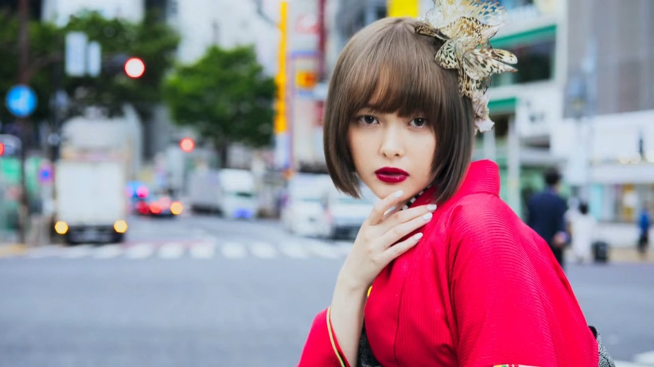 组图:玉城tina盛装亮相街头 艳丽和服尽显新潮风尚