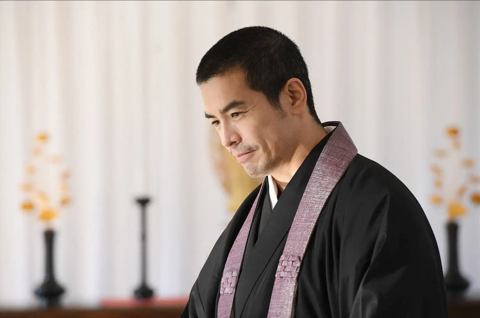 组图:伊藤英明医疗剧公开新剧照 与室毅近距离对峙