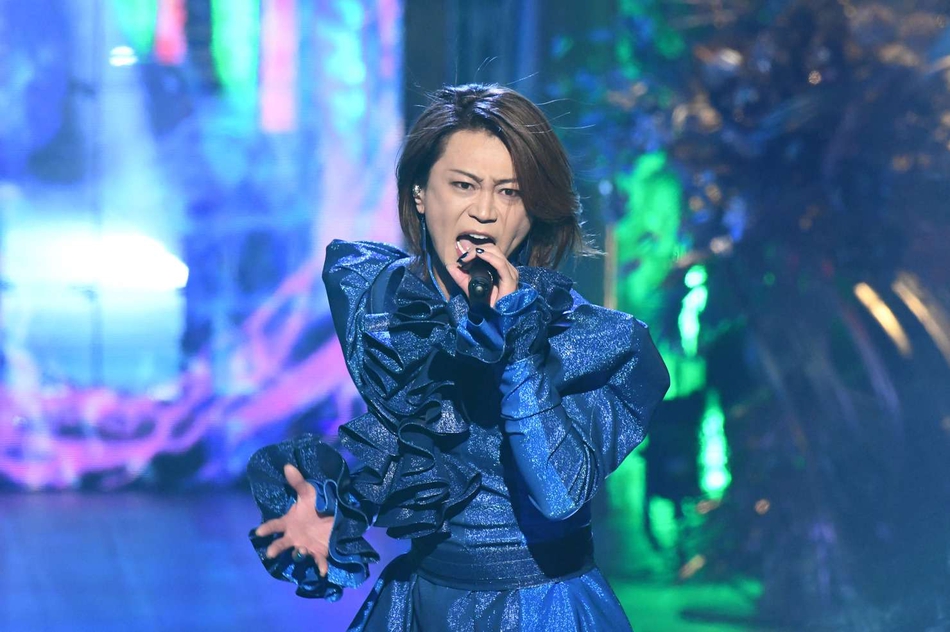 组图冰川清志登台唱片大赏献唱歌曲神情豪放魄力十足