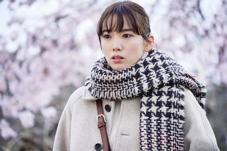 组图:饭丰万理江新剧公开剧照 甜蜜笑容女友感满盈