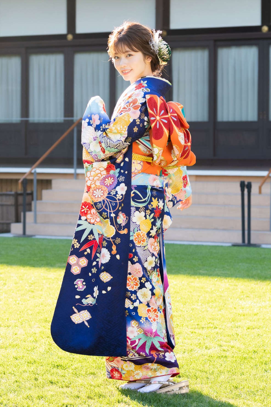 组图:小芝风花拍摄和服写真 明媚阳光下笑容甜蜜动人