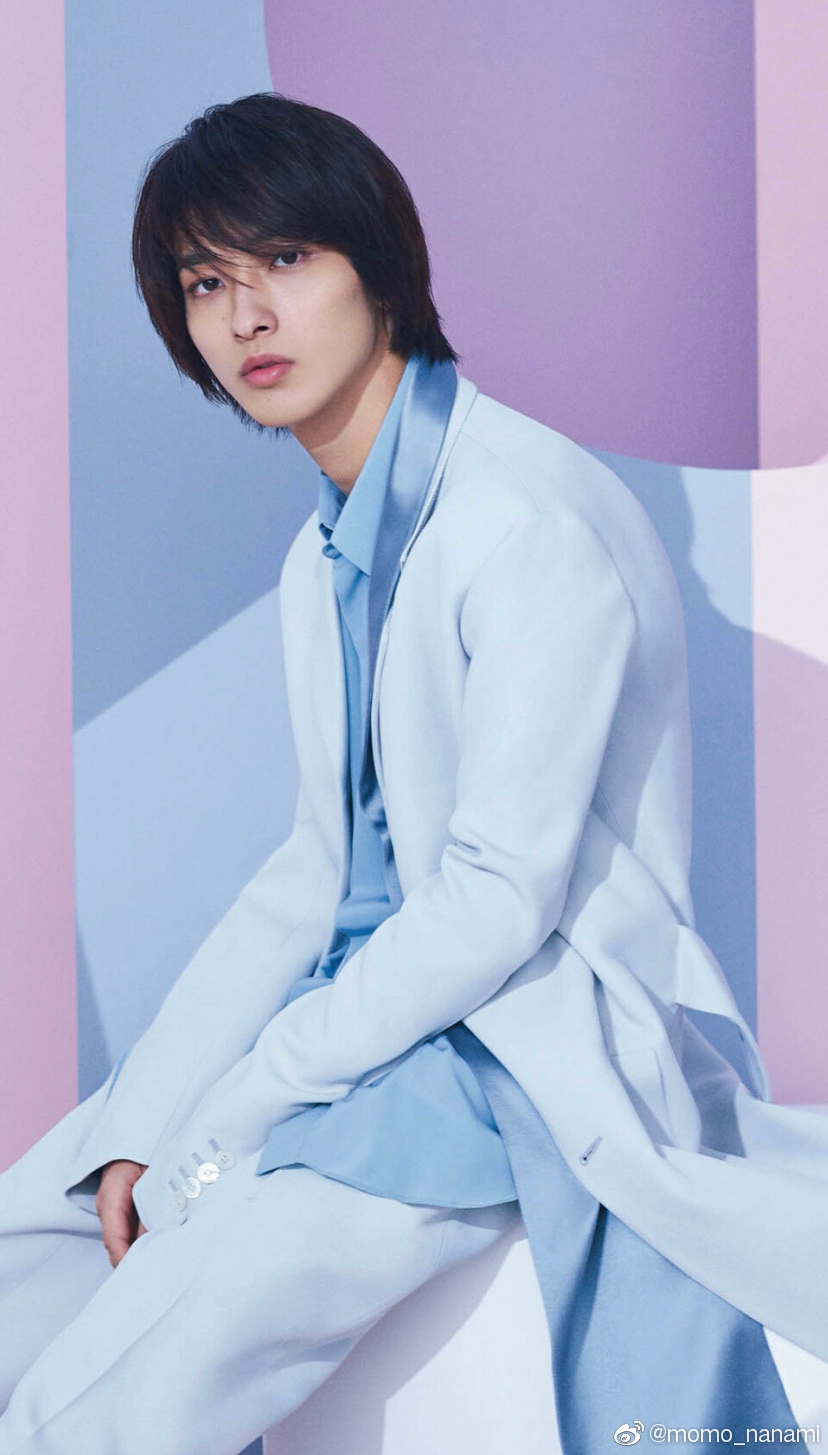 组图:横滨流星拍日杂时尚写真 素色礼服显修长身材