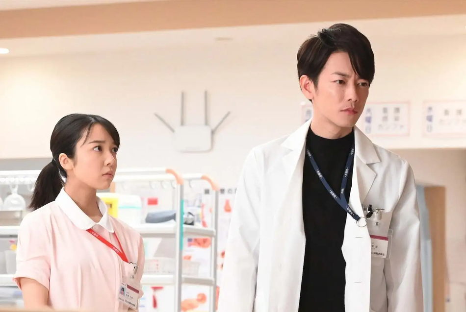 组图:《恋无止境》公开新剧照 上白石萌音佐藤健球厅约会_高清图集