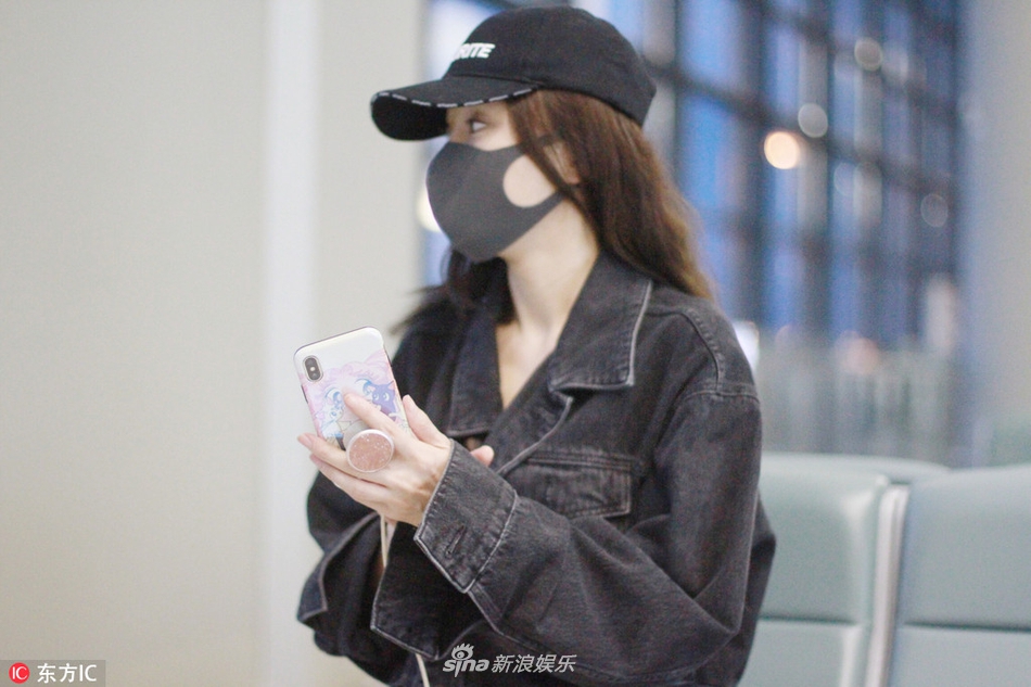 组图:"皇后娘娘"秦岚下衣失踪秀美腿 玩手机聊天心情状态佳