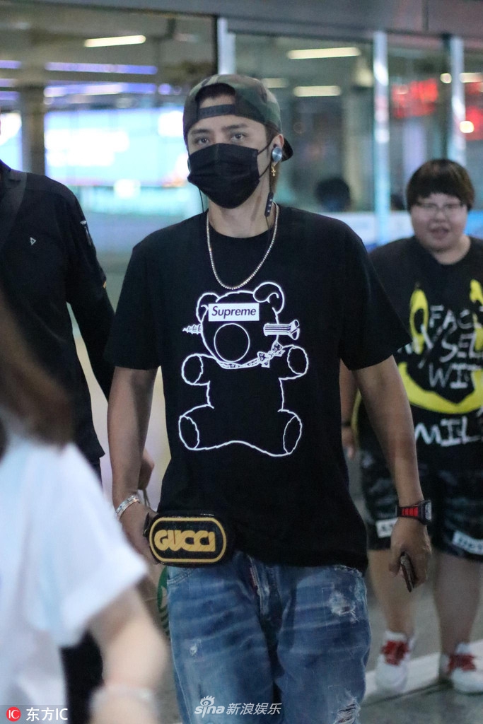 组图:罗志祥口罩遮面反戴棒球帽帅气十足 给粉丝签名暖心宠粉