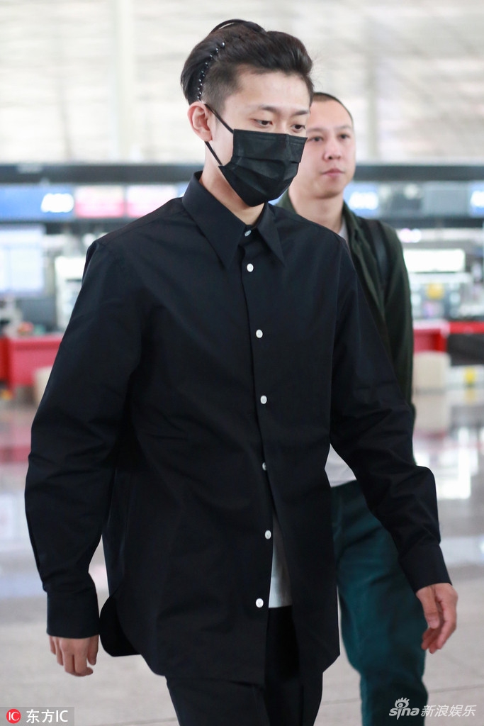 组图:张一山大背头"大佬"气场十足 面容憔悴略显疲惫