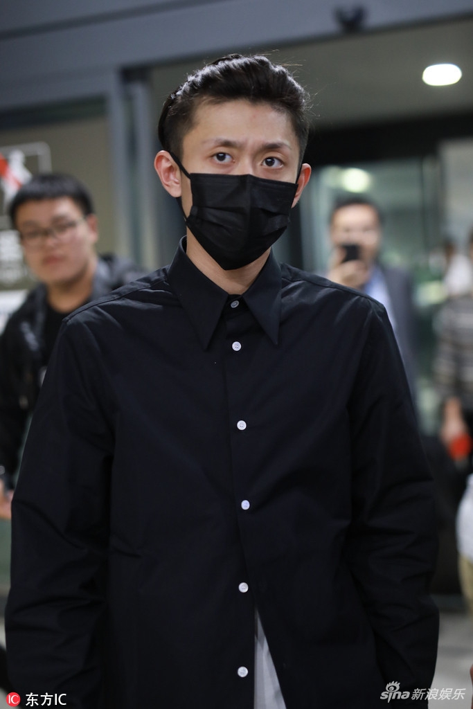 组图:张一山大背头"大佬"气场十足 面容憔悴略显疲惫