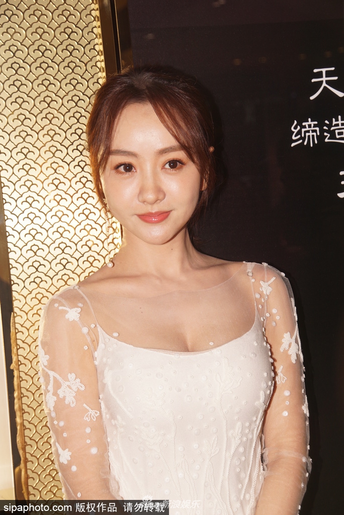 组图:37岁杨蓉着白色露背礼服亮相 身材有料笑容甜美