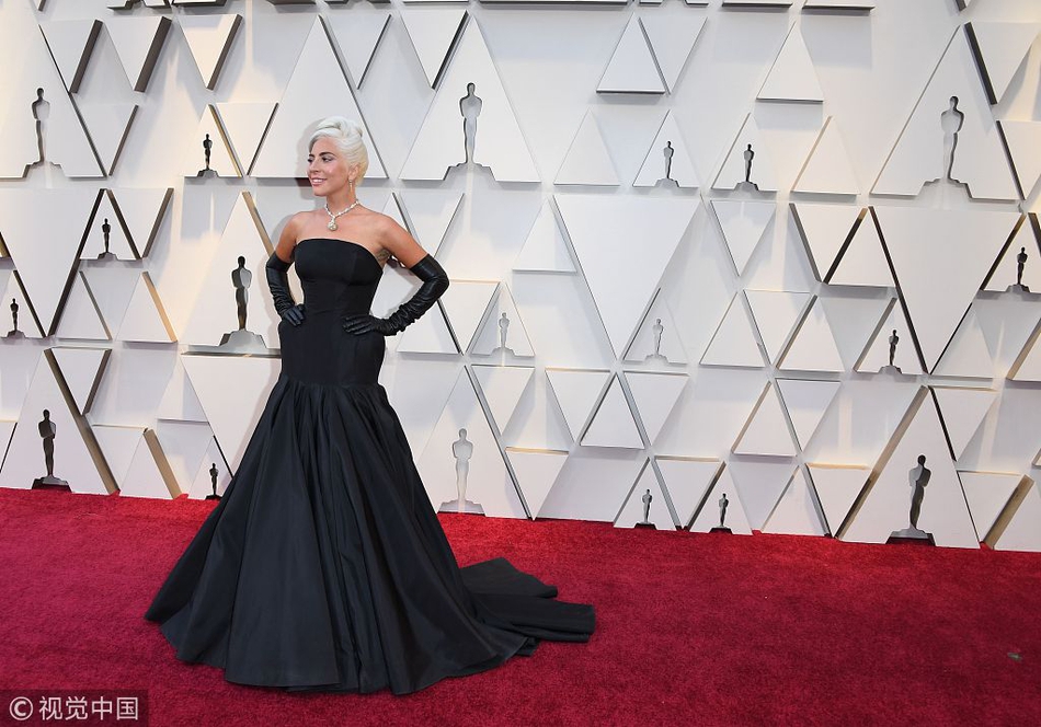 新浪娱乐讯 当地时间lady gaga和麦当娜又合影了!