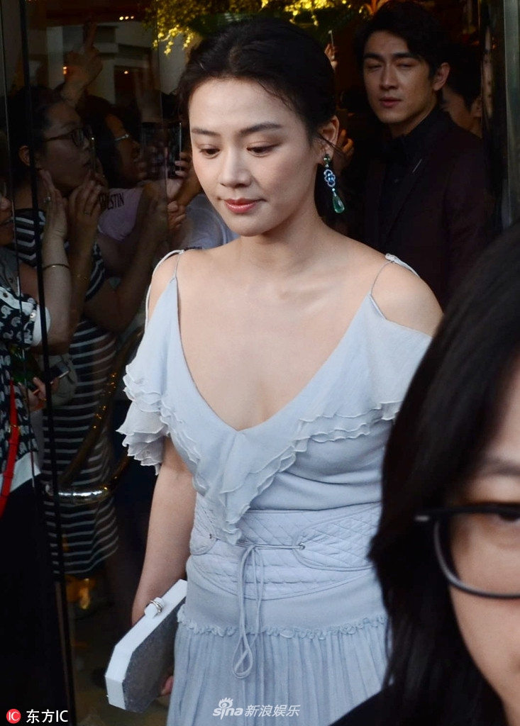 组图:马思纯着低胸装面无表情 胸部平坦无料可秀