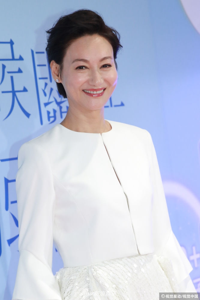 组图:惠英红白裙俏皮甜笑似少女 自曝期待与古天乐合作露迷妹脸