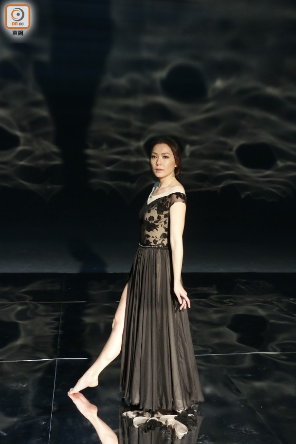 组图田蕊妮拍mv起舞裙子掀起露长腿超吸睛