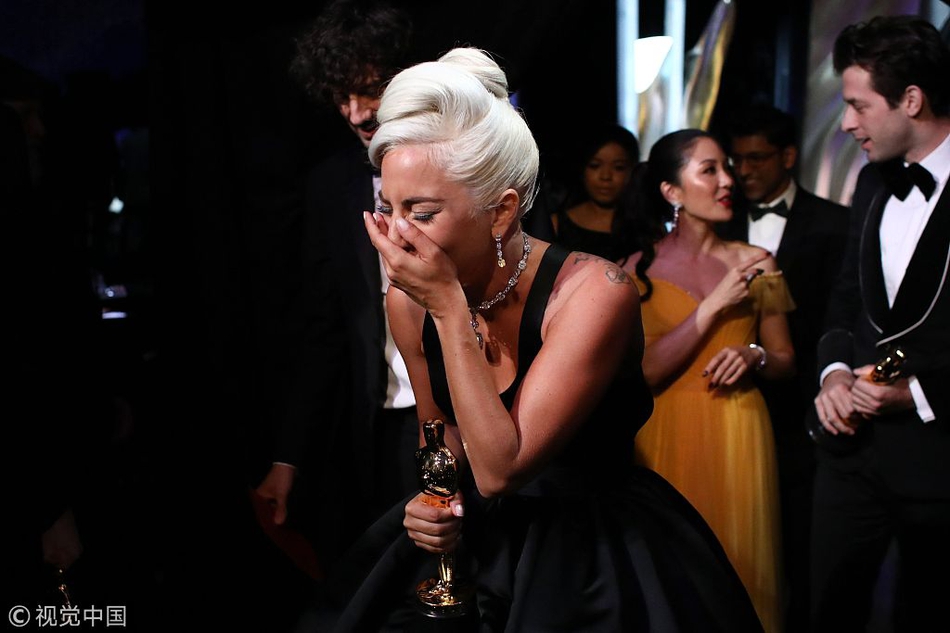 新浪娱乐讯 当地时间lady gaga和麦当娜又合影了!