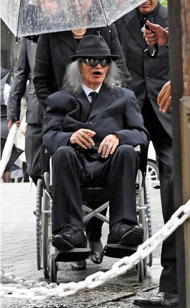 树木希林今晨出殡 分居43年丈夫内田裕也坐轮椅现身