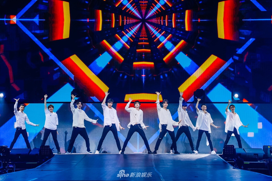 组图:nine percent上海首秀 九子合体引爆舞台人气旺