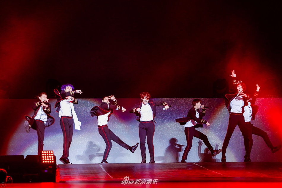 组图:nine percent上海首秀 九子合体引爆舞台人气旺