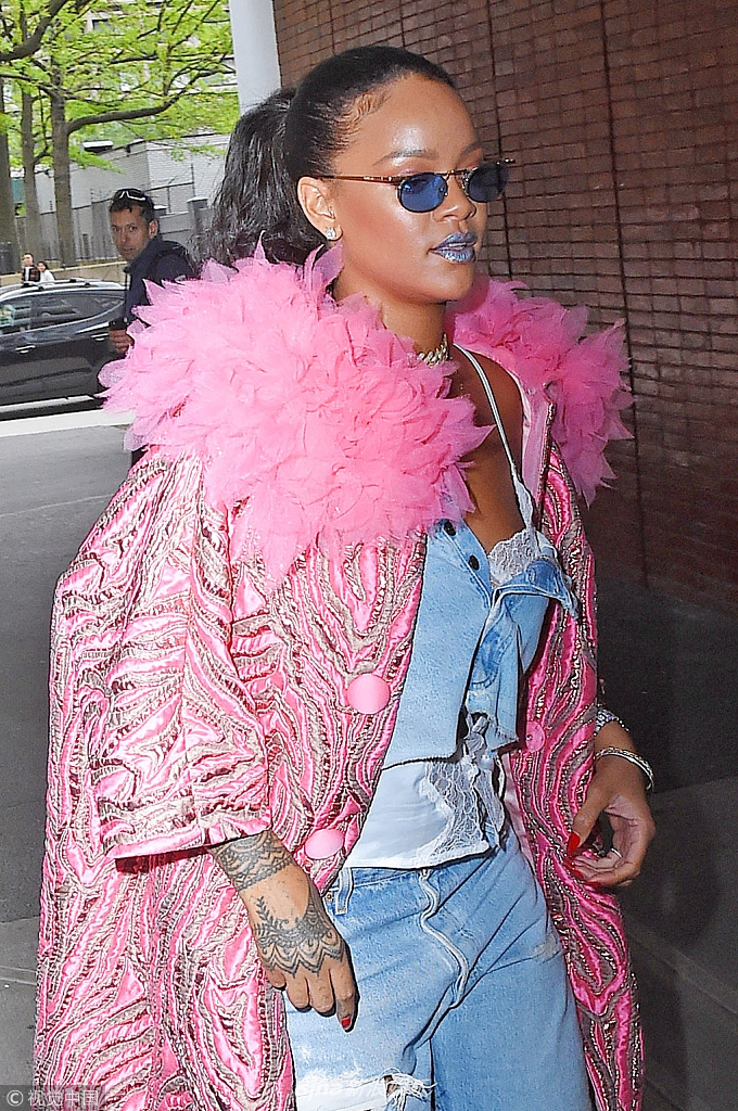 组图:蕾哈娜穿大粉皮草出街高调吸睛 紫色唇走中毒风秀事业线