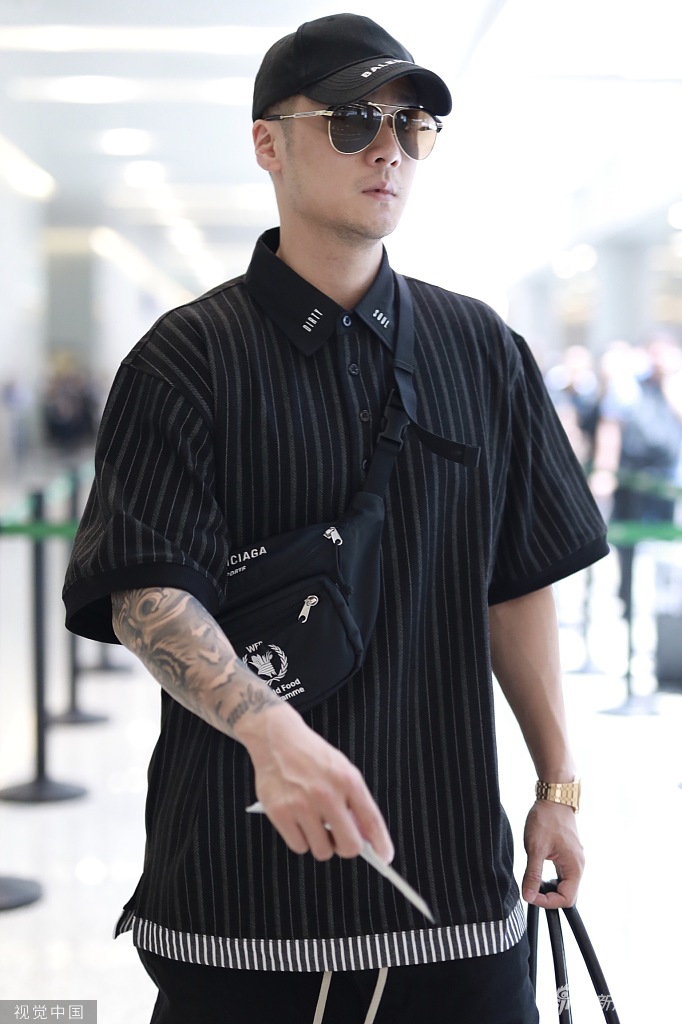 组图:蒋劲夫全黑look打扮低调 压低帽檐提包疾走面带笑容