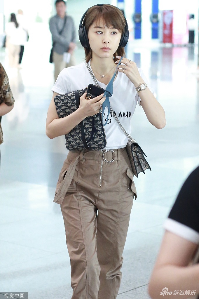 组图:王子文素颜现身自信任性 戴大耳机变摇滚少女