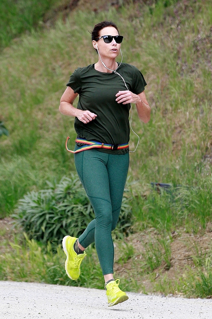 组图:明妮德瑞弗跑步保持健美身材 一身绿穿搭清新独特_高清图集_新浪