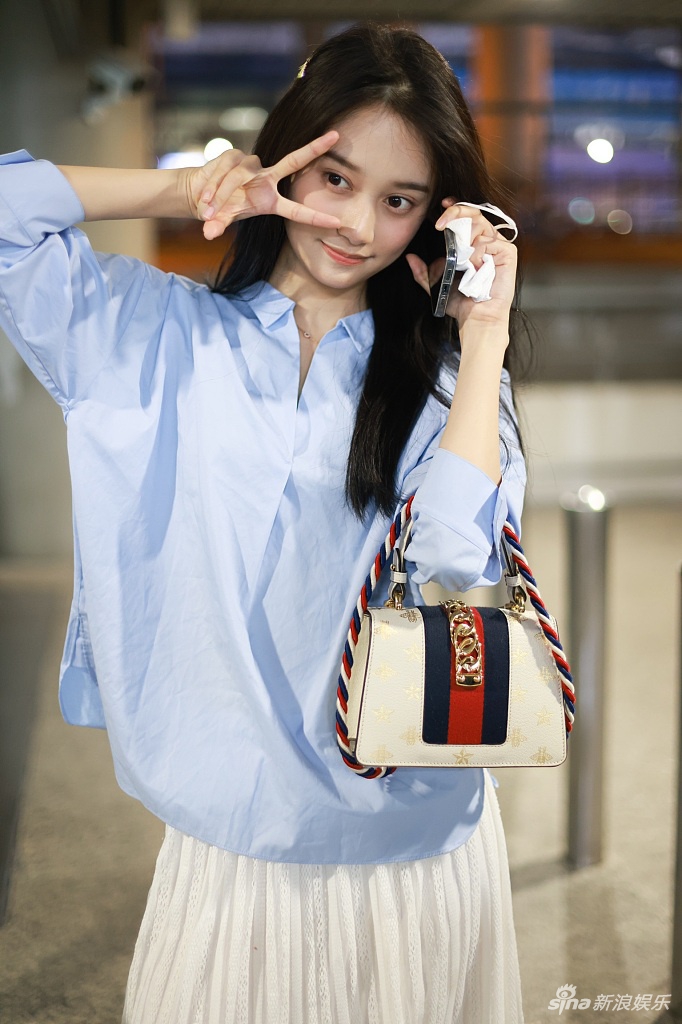 组图:夏梦穿蓝色衬衫清爽甜美 面庞清秀可人俏皮比v