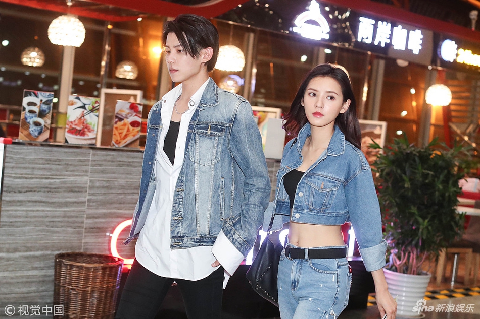 组图:张予曦与男友甜蜜牵手秀恩爱 小蛮腰大长腿吸睛