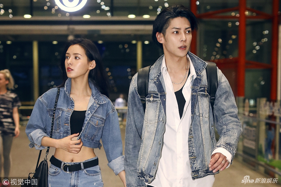 组图张予曦与男友甜蜜牵手秀恩爱小蛮腰大长腿吸睛