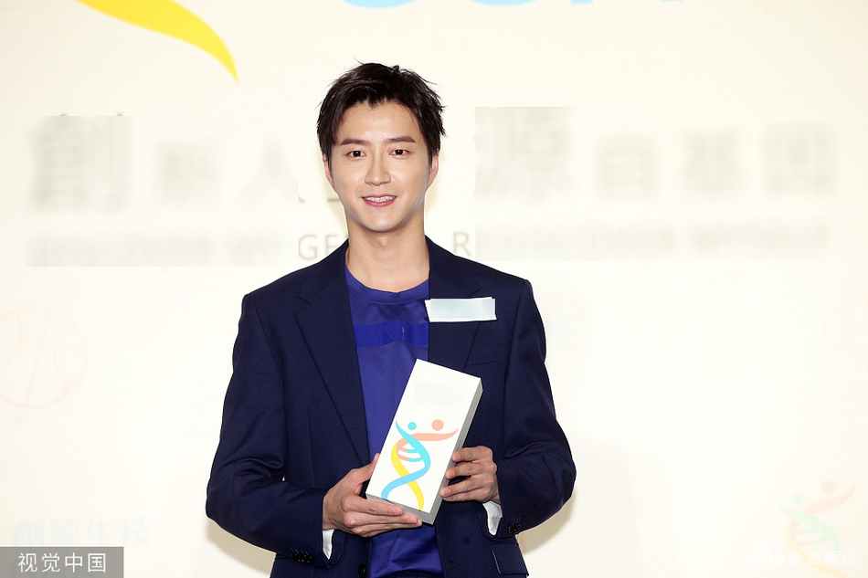 组图江宏杰深蓝色穿搭清爽干净帅气有型浅笑露白牙可爱满分