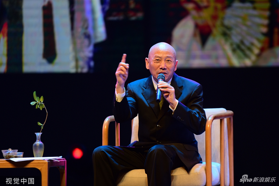 组图:京剧艺术家孟广禄讲述京剧之美 萌娃穿戏服登台奶萌可爱