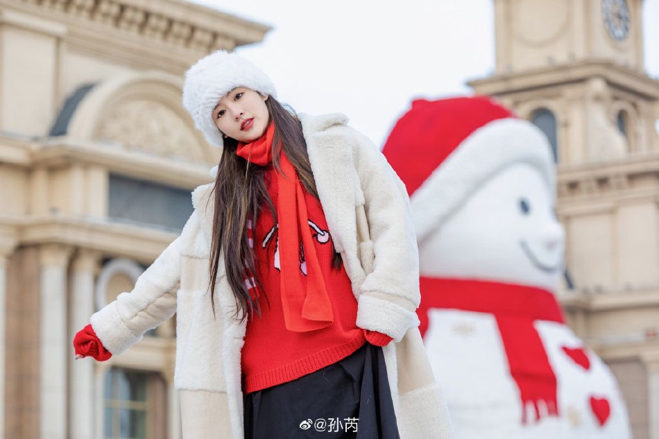 组图：孙芮晒哈尔滨街头写真 红衣白帽搭配雪人喜庆可爱