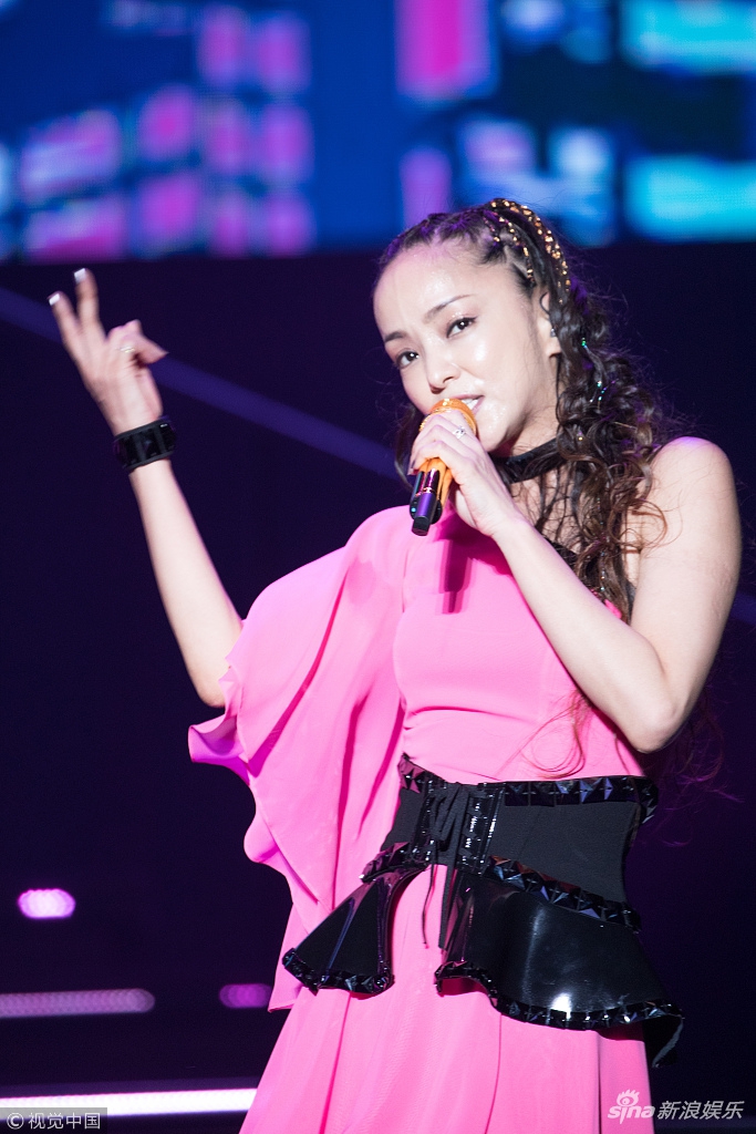 组图:安室奈美惠深圳开唱造型百变 萝莉御姐风格统统驾驭