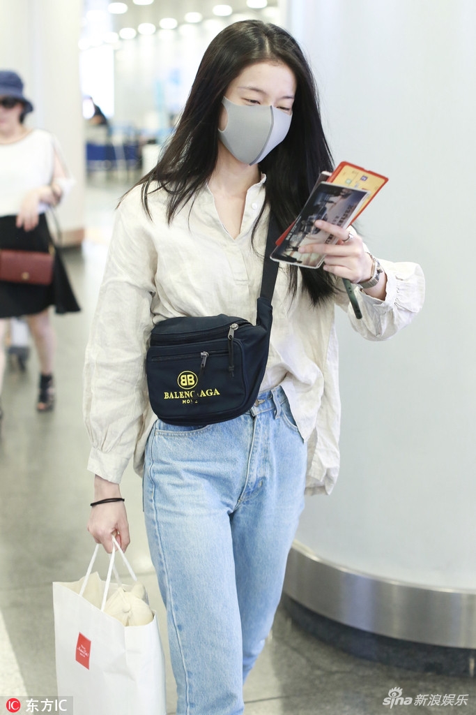组图:张雪迎现身机场素颜清纯 口罩遮面眼神疲惫