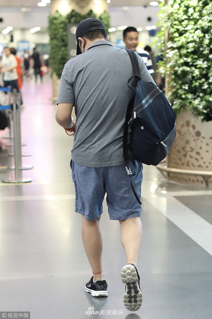 组图张嘉译戴珠串金表又壕又佛低头驼背被拍眼神无辜