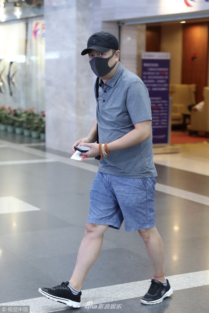 6月3日,演员张嘉译现身北京机场,他一身朴素衣装,手上戴着佛珠金表,脚