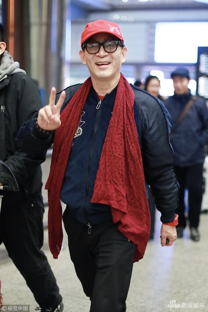 组图:六小龄童披红围巾显喜气 懒理恶评开心比剪刀手_高清图集_新浪网
