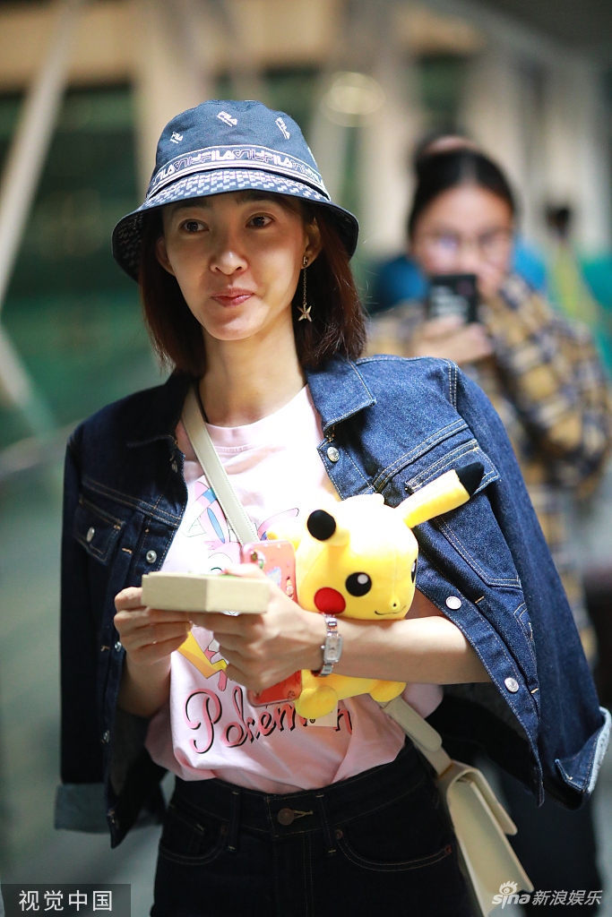组图王丽坤素颜现身机场气质高冷怀抱皮卡丘显反差萌
