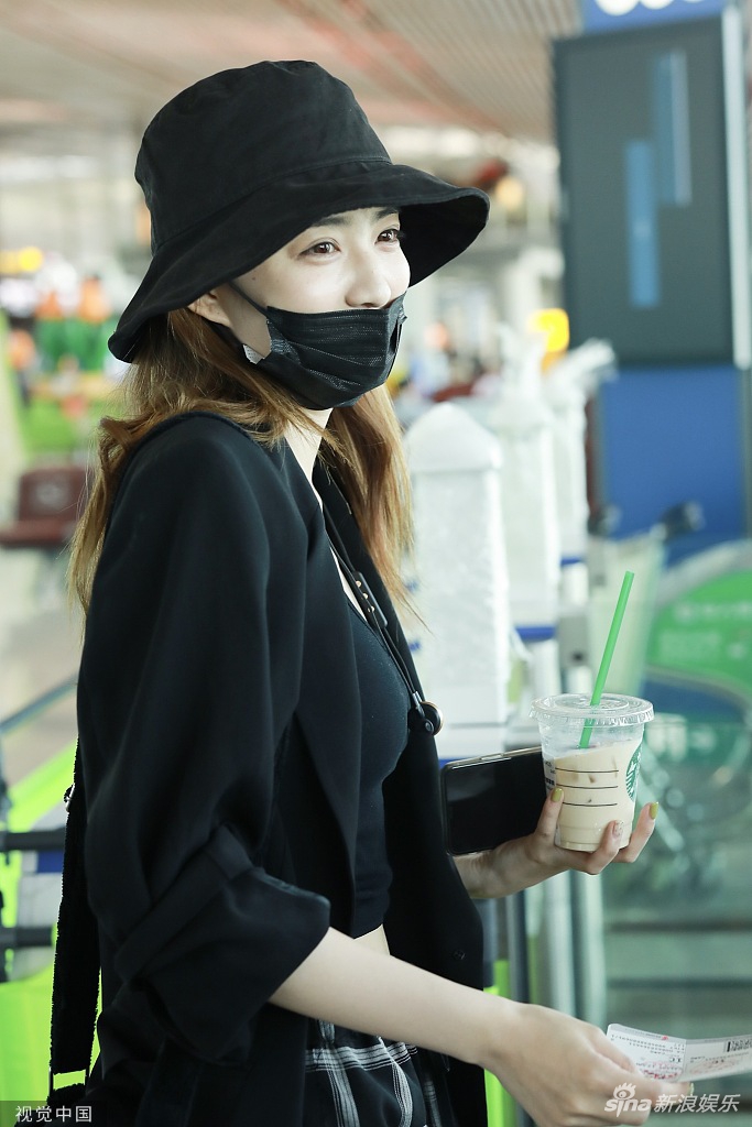 组图:徐璐穿露脐装秀a4腰 戴渔夫帽口罩遮面显神秘