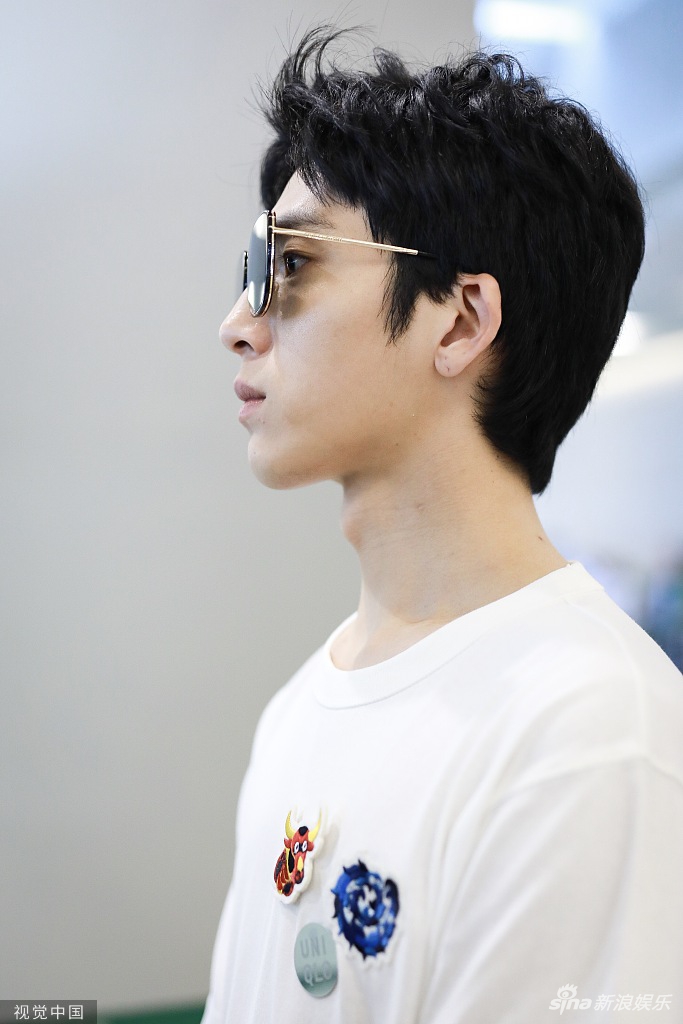 组图:井柏然侧颜干净清爽 简单穿搭难掩文艺气质