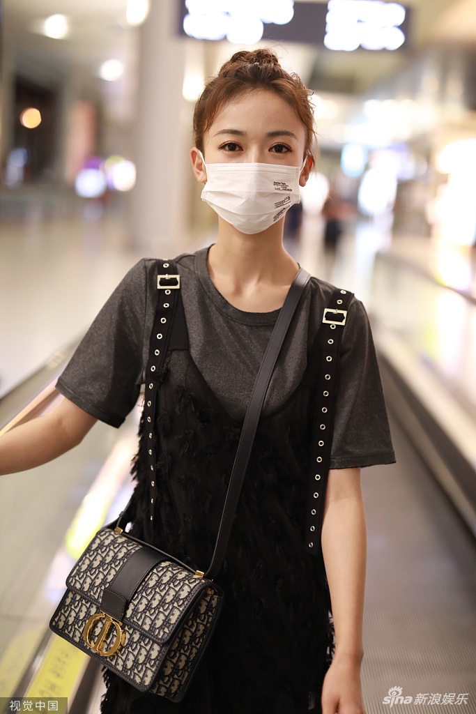 组图:剪刀手"奶盐"上线!吴谨言扎丸子头少女感十足