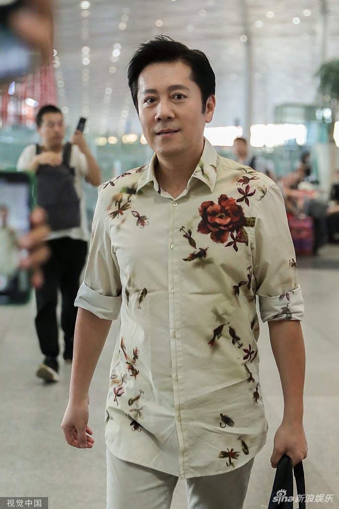 组图:蔡国庆穿印花衬衫造型吸睛 大方任拍潇洒十足_高清图集_新浪网