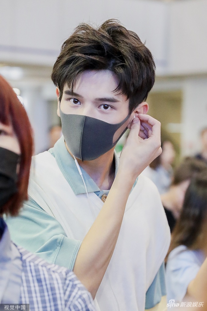 组图:姚弛浅蓝色小衫搭针织背心青春阳光 口罩遮面难掩精致五官