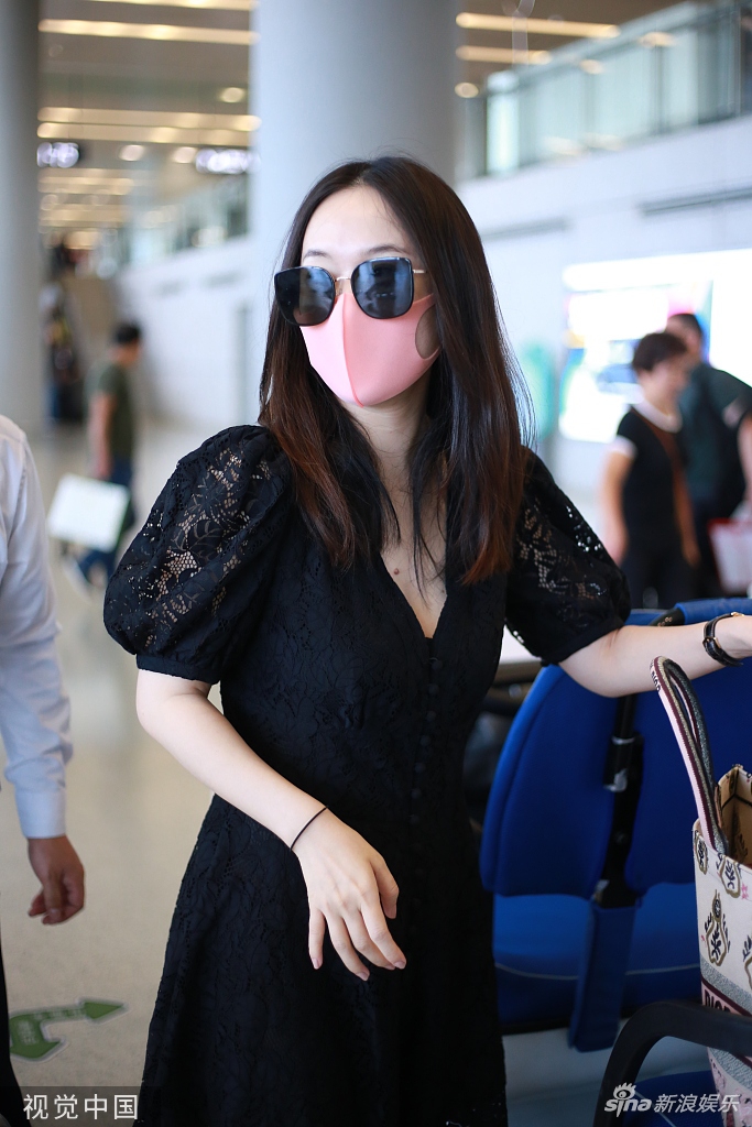 组图:霍思燕黑色镂空蕾丝短裙显曼妙身材 挥手打招呼超亲切