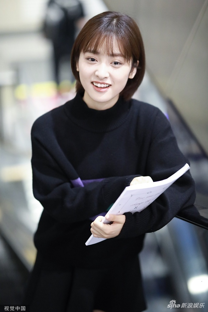组图:沈月短发齐肩比耶卖萌 抱书甜笑初恋感满分