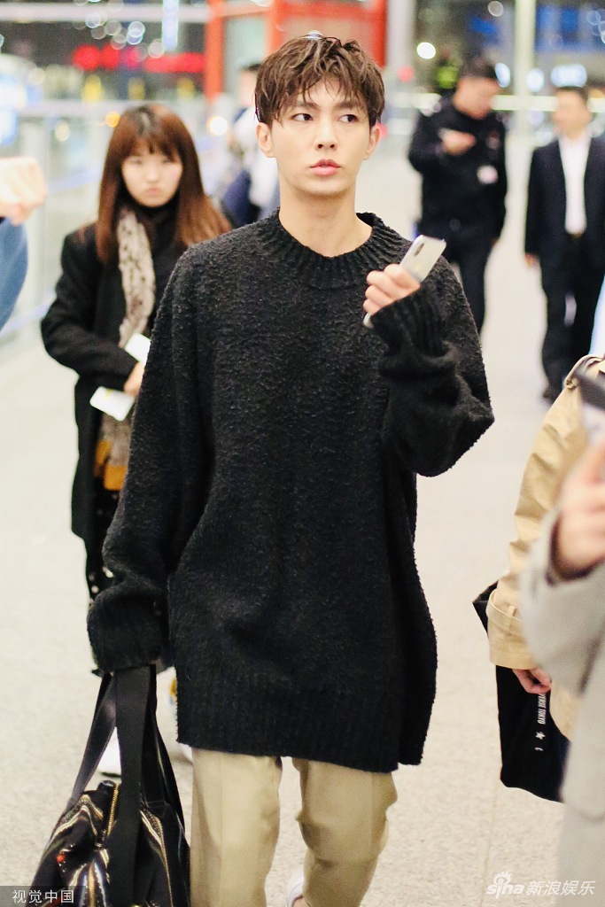 组图:炎亚纶提超大包表情呆萌开启"机场秀"