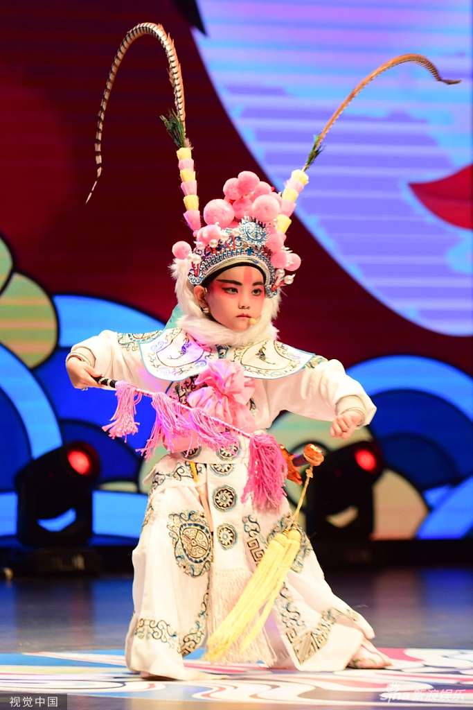 组图:京剧艺术家孟广禄讲述京剧之美 萌娃穿戏服登台奶萌可爱