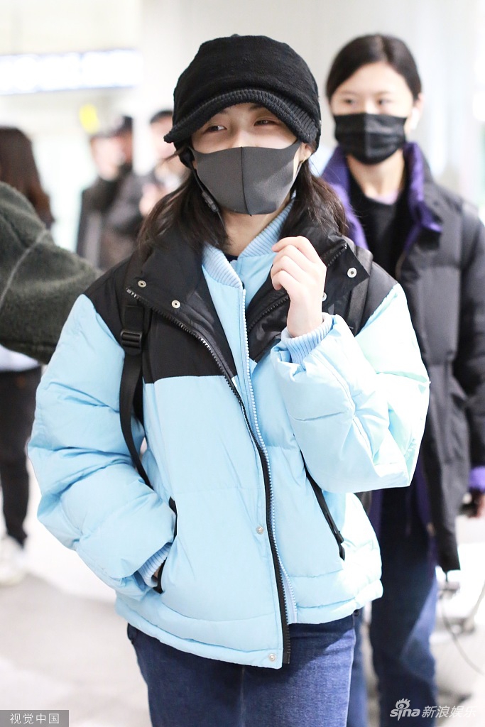 组图:张子枫裹蓝色棉袄御寒 口罩遮面难掩笑意_高清图集_新浪网